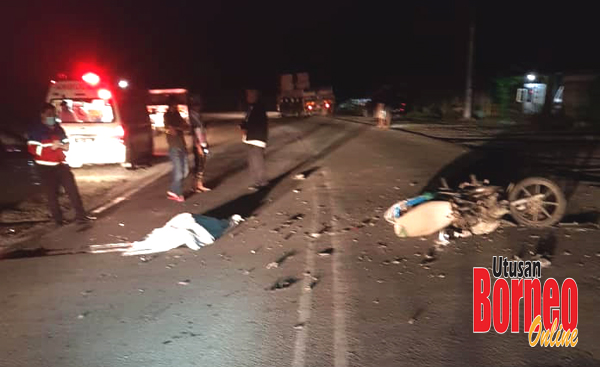  Mangsa yang maut berdekatan motosikal yang rosak teruk selepas melanggar kerbau dalam nahasn itu.