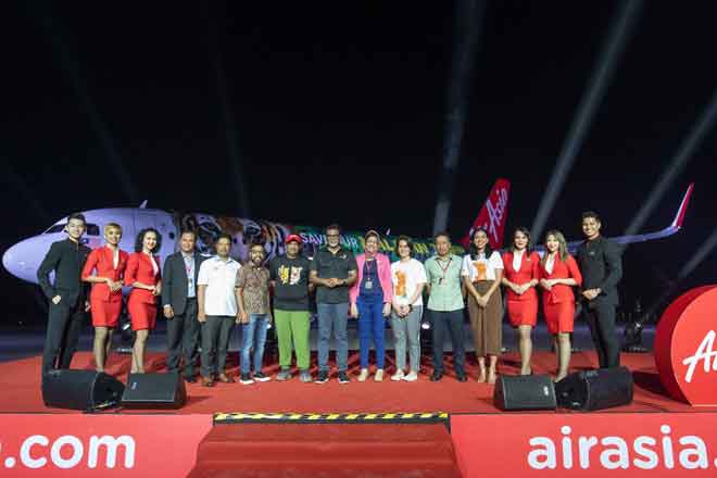  (Dari tujuh kiri) Tony Fernandes, Dr. Xavier Jayakumar serta Ketua Setiausaha, Kementerian Air, Tanah dan Sumber Asli Datuk Zurinah Pawanteh bersama tetamu kehormat dan pengurusan AirAsia melancarkan livery khas Selamatkan Harimau Malaya.