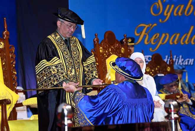  Sultan Abdullah berkenan menerima cokmar selepas baginda dimasyhurkan sebagai Tuanku Canselor pada Istiadat Pemasyhuran Canselor dan Konvokesyen Universiti Pertahanan Nasional Malaysia (UPNM) di Pusat Konvensyen Antarabangsa Putrajaya semalam. — Gambar Bernama