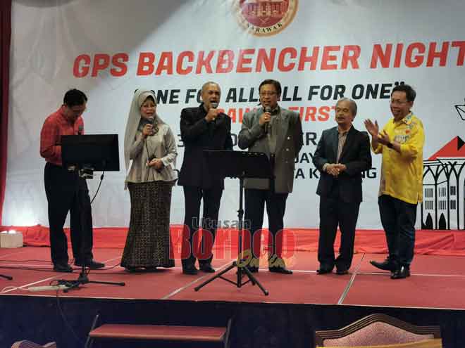  Abang Johari disempulang Asfia, Paulus, Dato Sri Dr Sim Kui Hian, Dato Sri Fatimah Abdullah dan Dato Sri Dr Stephen Rundi nyadaka lagu maya pengerami nya. 