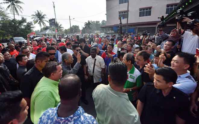  Tun Dr Mahathir melambai kepada orang ramai ketika hadir untuk bersarapan pagi bersama Badan-Badan Bukan Kerajaan (NGO) Pontian di Pekan Nanas semalam. — Gambar Bernama