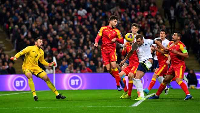  Sebahagian daripada babak-babak aksi perlawanan Kelayakan Euro 2020 Kumpulan A di antara England dan Montenegro di Stadium Wembley, London. — Gambar Reuters
