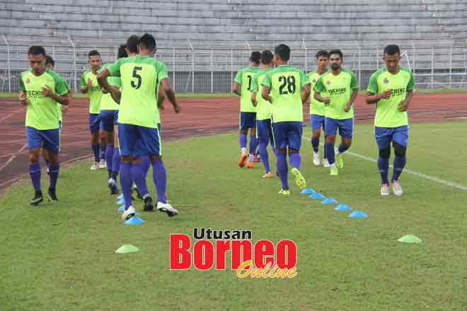  Barisan pemain Kuching FA jelas lebih bersemangat pada sesi latihan petang semalam. 