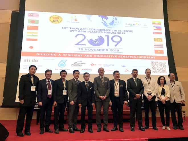  Dr Ong (dua kanan) merasmikan Persidangan Persekutuan Industri Plastik ASEAN (AFPI) ke-18 (2018 - 2020) dan Forum Plastik Asia ke-29 di Petaling Jaya, semalam. Turut hadir Lim Kok Boon (dua kiri).  — Gambar Bernama