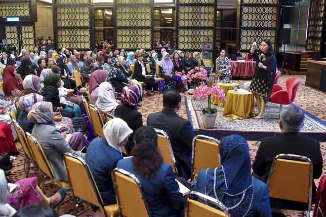  Hannah Yeoh berucap pada sesi dialog bersama ahli-ahli Majlis Wanita Pihak Berkuasa Tempatan (PBT) di Kementerian Pembangunan Wanita, Keluarga dan Masyarakat semalam.  — Gambar Bernama