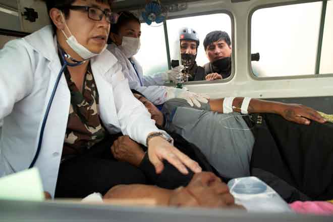  Penunjuk perasaan yang cedera menerima rawatan di dalam ambulans semasa protes di Sacaba, pinggir Cochabamba, Bolivia kelmarin. — Gambar Reuters