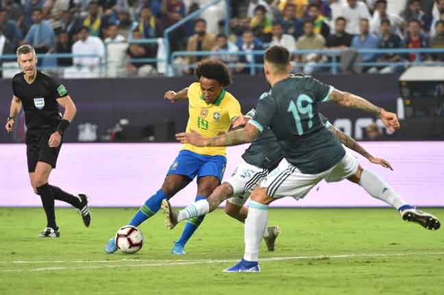  Sebahagian daripada babak-babak aksi perlawanan persahabatan di antara Brazil dan Argentina di Stadium University King Saud di Riyadh. — Gambar AFP