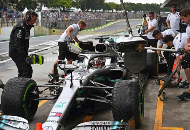  Aksi Hamilton ketika menyertai sesi latihan di Litar Interlagos di Sao Paulo Brazil menjelang Formula 1 GP Brazil. — Gambar AFP