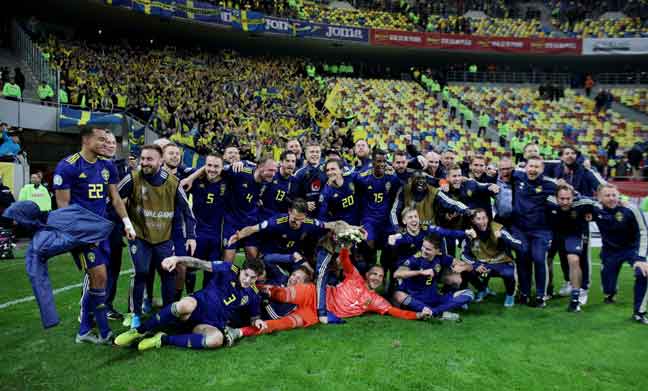  Pasukan Sweden meraikan kejayaan mereka menumpaskan Romania 2-0 pada aksi kelayakan Euro 2020 Kumpulan F di Bucharest, Romania. — Gambar Reuters