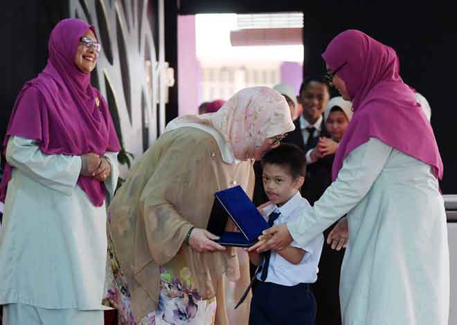  Tunku Azizah berkenan mencium murid Nik Mohamad Afiq Nik Aziz, 7, yang menghidap Sindrom Down pada Majlis Apresiasi Pendidikan Kali ke-16 Sekolah Kebangsaan (SK) Tunku Azizah di Indera Mahkota, Kuantan semalam. — Gambar Bernama