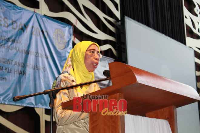  Dr Rosemawati ketika berucap pada Majlis Perasmian Hari Diabetes Sedunia di KTS Garden semalam.