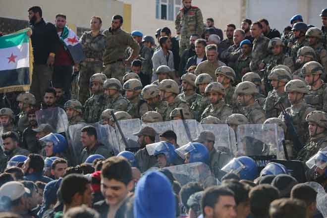  Anggota tentera Turki berkawal semasa penduduk mengadakan bantahan mengecam kehadiran mereka di bandar al-Bab di wilayah utara Aleppo, kelmarin. — Gambar AFP