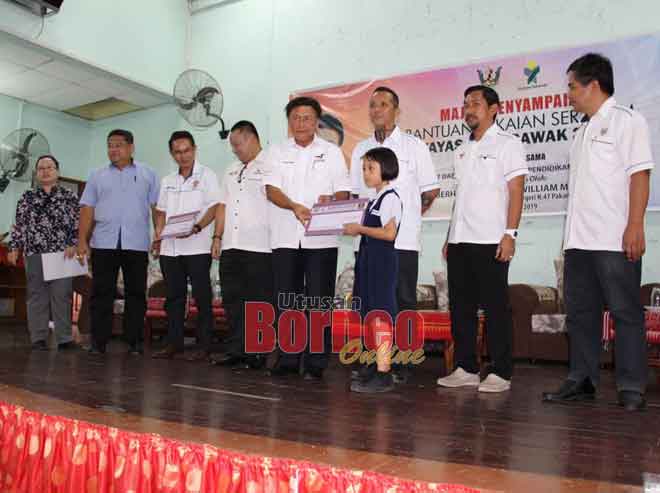  Mawan nyuaka Baucher Bantu Pakayan Sekula ngagai nembiak ba pengerami ke diatur di Dewan Raban Bansa Pakan kena 15 November tu tadi.