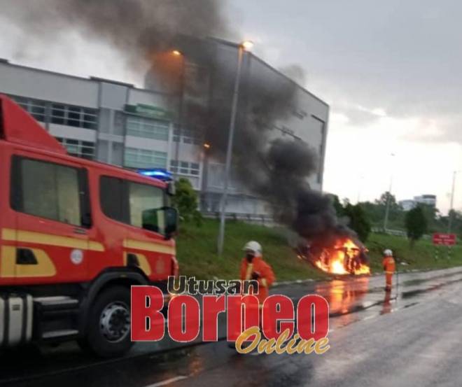 Pasukan bomba berusaha memadam kereta mangsa yang marak terbakar.