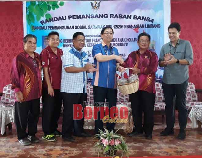  Francis nerima tepa ba pengerami nutup Program Randau Pemansang Rama Renggat 12/2019 di Kampung Long Sukang, Lawas kena Hari Minggu nyin tadi.