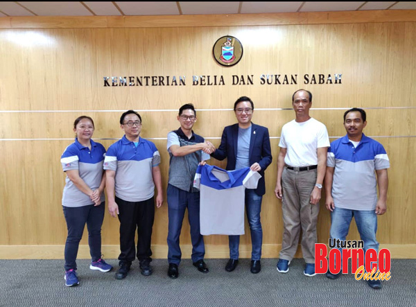  Phoong (tiga dari kanan) menerima cenderahati Kemeja-T Kelab Taekwondo MBV dari bendahari kelab Emmanuel Lim disaksikan Barry (dua dari kanan) serta ahli majlis tertinggi kelab semasa Kunjungan Hormat di Pejabat KBS Sabah, Wisma MUIS, Kota Kinabalu baru-baru ini.