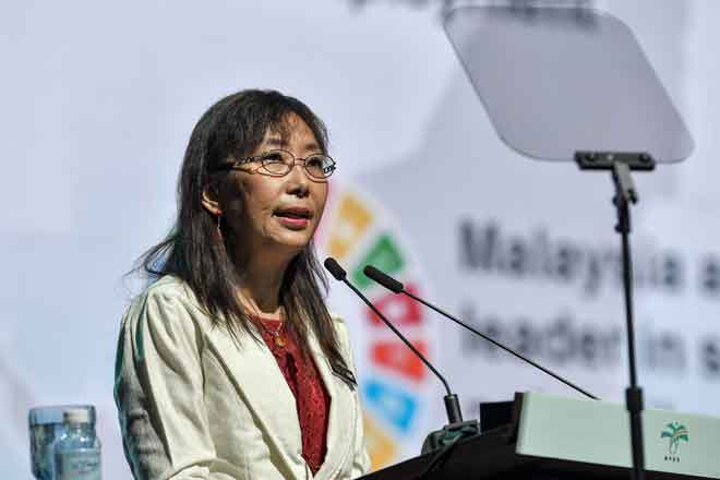  Teresa Kok selepas merasmikan Kongres dan Pameran Minyak Sawit Antarabangsa Lembaga Minyak Sawit Malaysia (MPOB PIPOC) 2019 di Kuala Lumpur, semalam.
