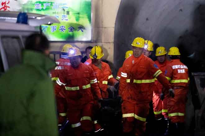  Anggota bomba menjalankan kerja menyelamat selepas letupan di lombong batu arang di daerah Pinyao, wilayah Shangxi, China semalam. — Gambar Wei Liang-CNS/Reuters 
