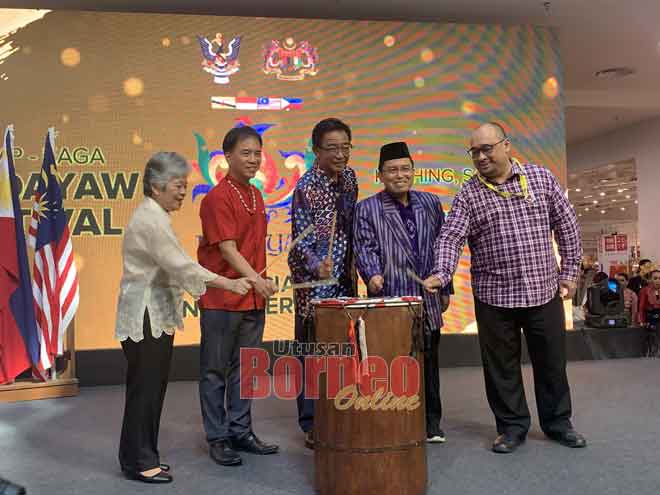 Abdul Karim enggau bala temuai dipebasa ke bukai nebah dram ti nyadi kelai bejadi Festival Budayaw BIMP-EAGA 2019 di Kuching kemari.