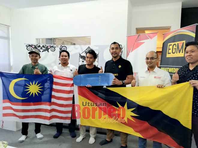  (dari kiri) Farouk, Eshady, Firdaus, Fazzrudin,  Hazizulkarnaen dan Clifton bersama bendera negara dan negeri Sarawak pada sidang media di Kuching semalam.