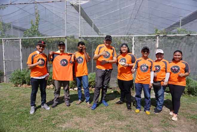  Rombongan Program Jelajah Agropreneur Muda Sabah menerima cenderahati daripada pengusaha Jongrapevines & Figs Garden.