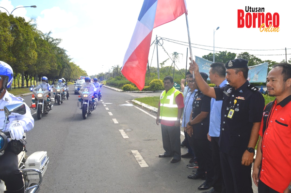  Abdul Fuad (dua, kanan) menyempurnakan simbolik perasmian Program Hari Memperingati Mangsa Kemalangan Jalan Raya Sedunia 2019 Peringkat Negeri Sabah.