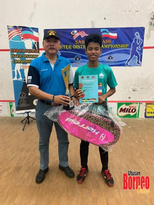  Juara bawah 17 tahun, Mohd Akid (kanan) bersama Pang.