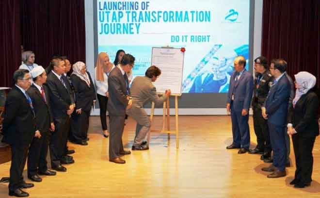  Mohammad Medan menandatangani pelancaran ‘UTAP Transformation Journey’ BPHB.