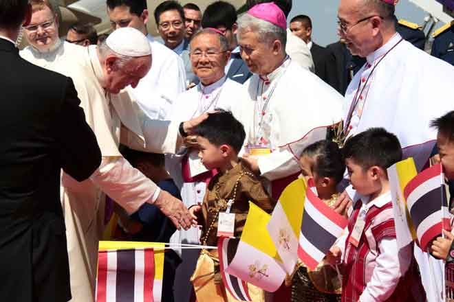  Gambar serahan Jawatankuasa Penganjur Thai semalam menunjukkan Pope Francis              beramah mesra dengan kanak-kanak yang menyambut ketibaannya dalam rangka pertama jelajah Asia di Lapangan Terbang Antarabangsa Don Mueang di Bangkok, Thailand. — Gambar AFP