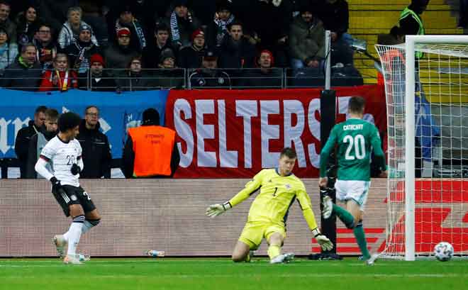  Gnabry (kiri) melengkapkan jaringan hatriknya apabila menjaringkan gol keempat Jerman pada perlawanan menentang Ireland Utara di Commerzbank-Arena, Frankfur kelmarin. — Gambar AFP