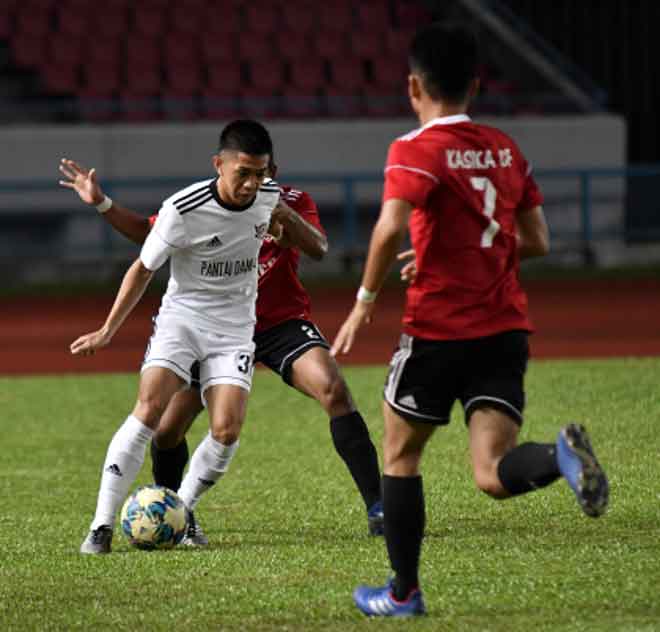  Sebahagian daripada aksi menarik perlawanan membabitkan Pantai Damai menentang Kasika CF.