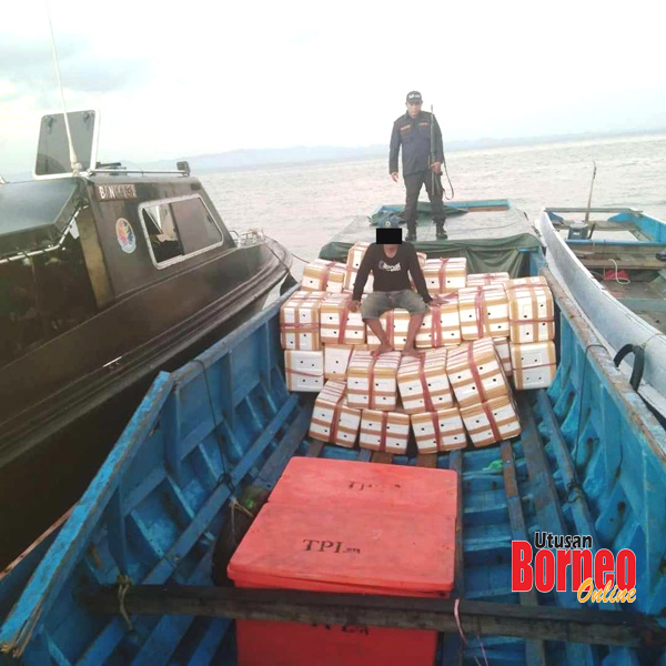  Juragan bersama ketam bakau 800 kilogram yang ditahan Maritim.