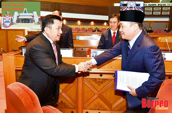  Ahli Dewan Undangan Negeri (ADUN) Sulaman Datuk Seri Panglima Hajiji Noor (kanan) bersalaman dengan ADUN Lumadan Matbali Musah sempena persidangan Dewan Undangan Negeri (DUN) Sabah, semalam.
