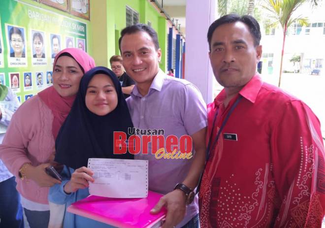 Alya menunjukkan slip keputusan bersama ibu, Ratnawati Idris, Hazrul dan Guru Besar,Sapri Paee.