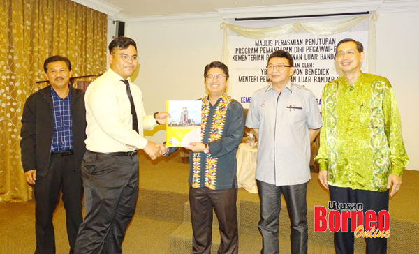  Ewon (tengah) menyampaikan sijil kepada wakil peserta Nazri, turut kelihatan, Fredian (dua dari kanan), Serbini (kiri) dan Mohd Yasin (kanan).