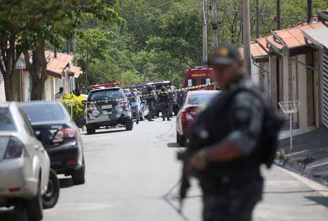  Gambar hiasan menunjukkan seorang pegawai polis di kawasan Campinas berhampiran Sao Paulo pada 17 Oktober lalu. — Gambar Reuters