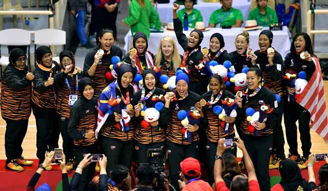  Skuad bola jaring negara meraikan kemenangan selepas berjaya mempertahankan pingat emas dalam acara bola jaring wanita akhir ketika menentang Singapura di Stadium Santa Rosa Sports Multi- Purpose Complex, Manila semalam. — Gambar Bernama 