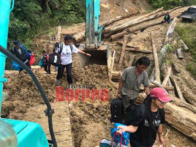  Penduduk terpaksa berjalan kaki di beberapa laluan jalan yang rosak. 