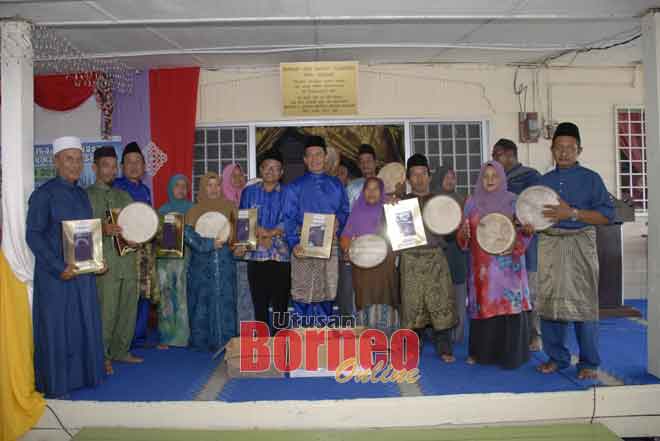  Yusuf menyampaikan sumbangan hadrah dan pakaian kepada kumpulan hadrah Kampung Sebako sebaik selesai menyempurnakan penutupan Fiq Ibadah dan Tilawah Al-Quran Kanak-Kanak di Masjid Abu Bakar As-Siddiq, Kampung Sebako, semalam.