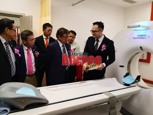 Abang Johari menerima taklimat daripada Pengarah Perubatan BMC Miri, Dr Kenny Yeap (kiri) mengenai CT Scan, model terkini dan paling canggih, yang dimiliki oleh BMC Miri sambil diperhatikan oleh (dari kanan) Lee, Dr Sim, Robert serta ADUN Pujut, Dr Ting Chiong Choon. 