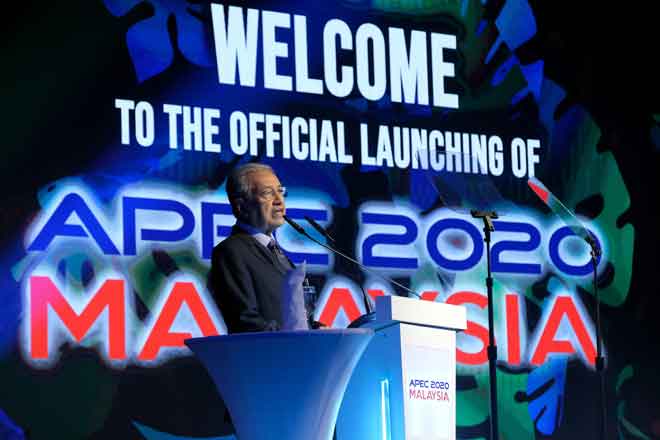  Dr Mahathir berucap pada majlis perasmian APEC 2020 di Cyberview Lodge Resort, semalam. — Gambar Bernama 