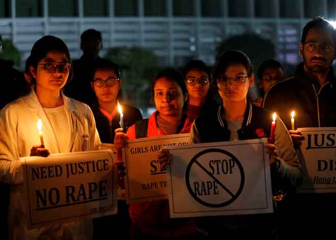  Orang ramai menyertai perhimpunan untuk membantah keganasan seksual terhadap kaum wanita di Hyderabad, New Delhi, India kelmarin. — Gambar Anushree Fadnavis/Reuters  