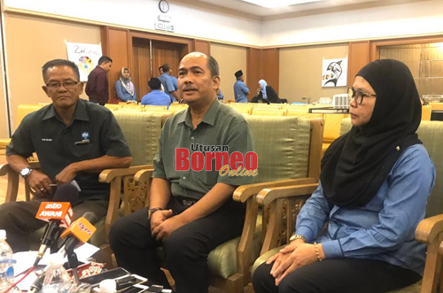 Jamaludin (tengah) bersama Hakinah (kanan) semasa sidang media selepas majlis perasmian di Santubong, hari ini.