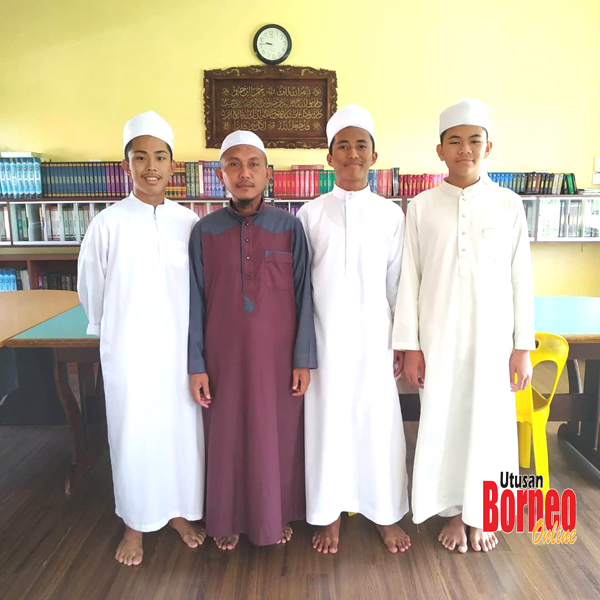  Abdul Muadz (dua,kiri) merakam gambar kenangan bersama Awang (kiri), Aidil (dua,kanan) dan Al Faad (kanan).