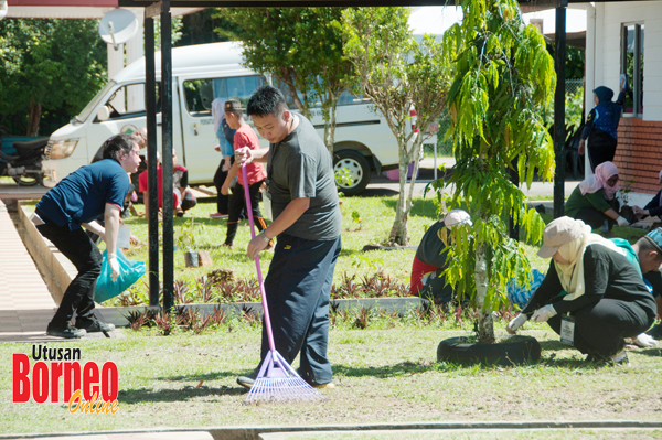  Gotong-royong membersihkan sekitar halaman madrasah.