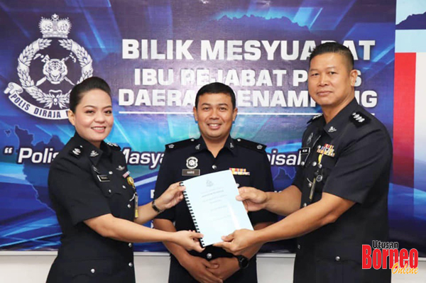  Haris semasa menyaksikan Nelson menyerahkan jawatannya kepada Arisanti di IPD Penampang semalam.