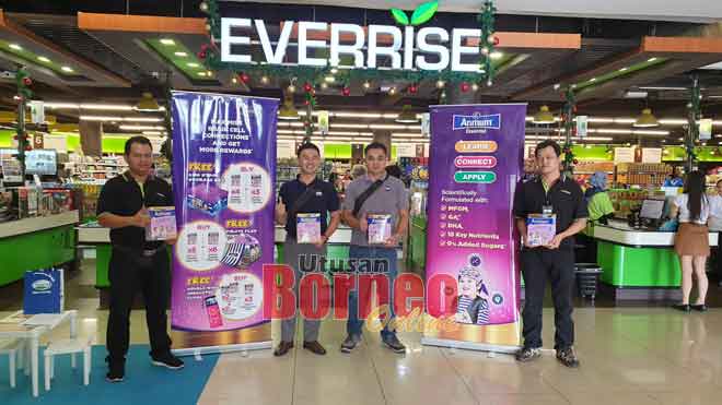  Ho (dua kiri) bersama wakil dari Fonterra, Everrise BDC dan Choon Hua Trading mempromosikan jerayawara Anmum Essential di Everrise BDC sehingga 8 Disember ini. 