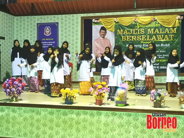  Persembahan nasyid daripada kanak-kanak penduduk kampung Kinabutan Bukit.