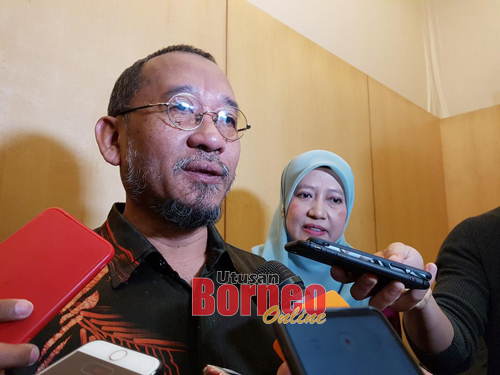  Rahsia Transaksi Ringgit Malaysia 24 Jam, hari ini. Turut kelihatan Pengarah IKM Zon Sarawak, Siti Maimunah Jerni (kanan).