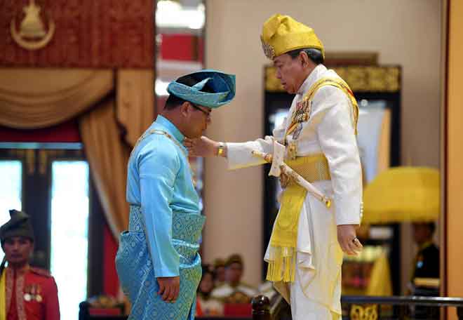  Sultan Sharafuddin (kanan) menganugerahkan Darjah Kebesaran Seri Paduka Mahkota Selangor (S.P.M.S) kepada Amiruddin pada Istiadat Penganugerahan dan Pengurniaan Darjah Dan Bintang Kebesaran Negeri Selangor sempena menyambut Ulang Tahun Hari Keputeraan Yang Ke-74 Sultan Selangor Tahun 2019 di Balairung Seri Istana Alam Shah, Shah Alam semalam. — Gambar Bernama